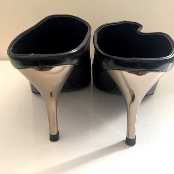 Delman Black leather shoes with metal heels. - Picture 3 of 6